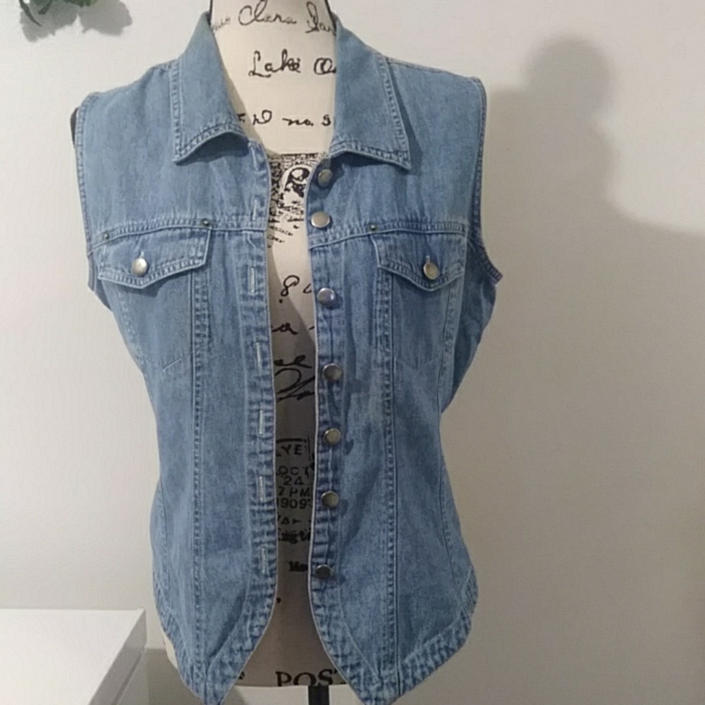 Jean vest with front pockets with button decor
